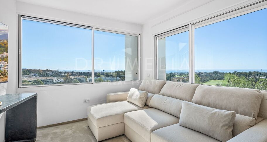 Storslått nylig renovert penthouse med 360º utsikt over hav, golf og La Concha i Guadalmina Alta, Langtidsleie