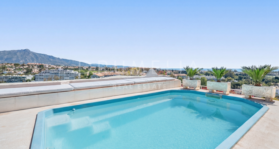 Storslått nylig renovert penthouse med 360º utsikt over hav, golf og La Concha i Guadalmina Alta, Langtidsleie