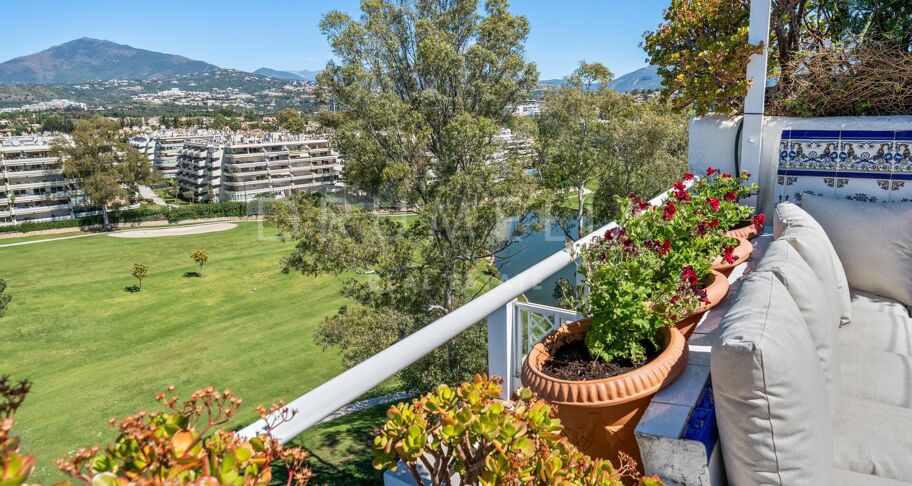 Storslått nylig renovert penthouse med 360º utsikt over hav, golf og La Concha i Guadalmina Alta, Langtidsleie