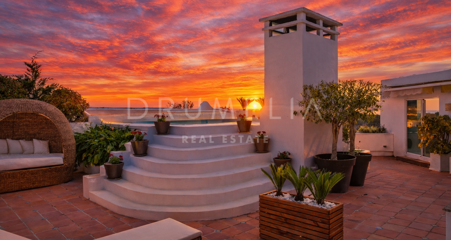 Storslått nylig renovert penthouse med 360º utsikt over hav, golf og La Concha i Guadalmina Alta, Langtidsleie