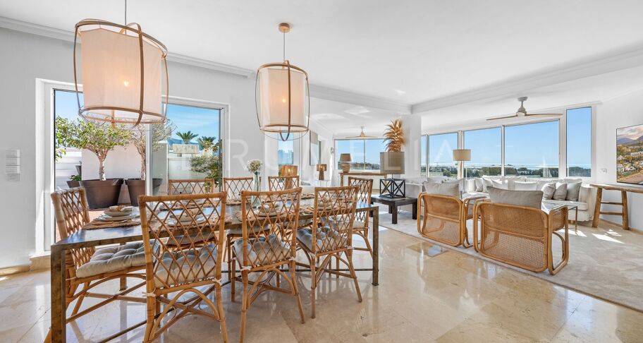 Storslått nylig renovert penthouse med 360º utsikt over hav, golf og La Concha i Guadalmina Alta, Langtidsleie
