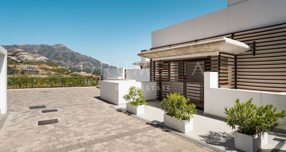 Ático Dúplex en Real de La Quinta con Vistas Panorámicas al Mar