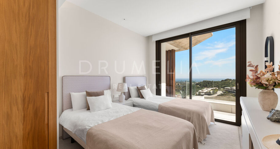 Ático Dúplex en Real de La Quinta con Vistas Panorámicas al Mar