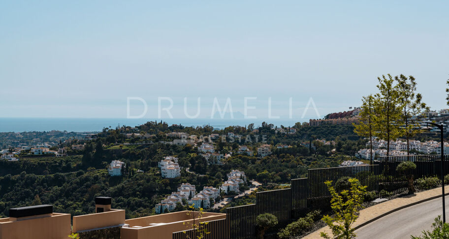 Ático Dúplex en Real de La Quinta con Vistas Panorámicas al Mar