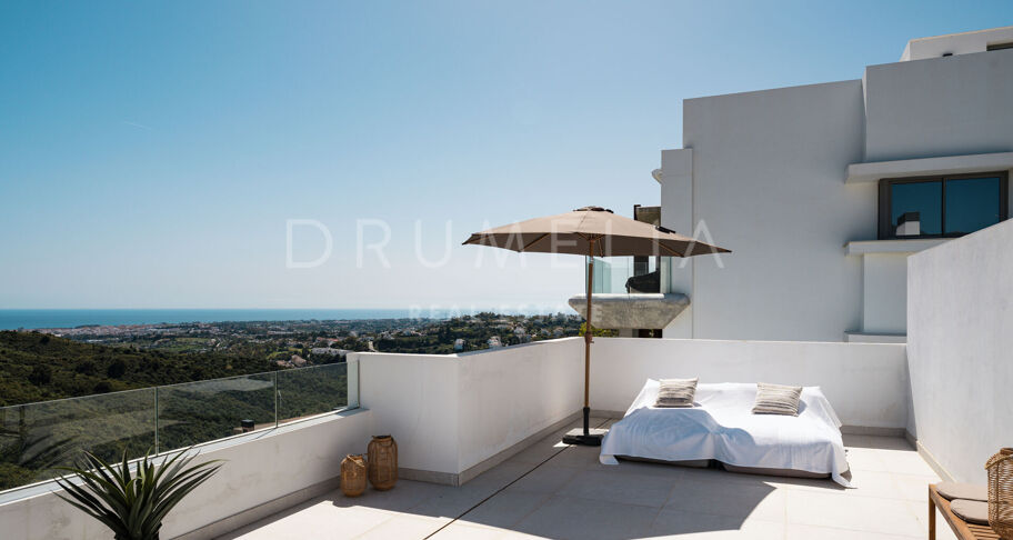 Ático Dúplex en Real de La Quinta con Vistas Panorámicas al Mar