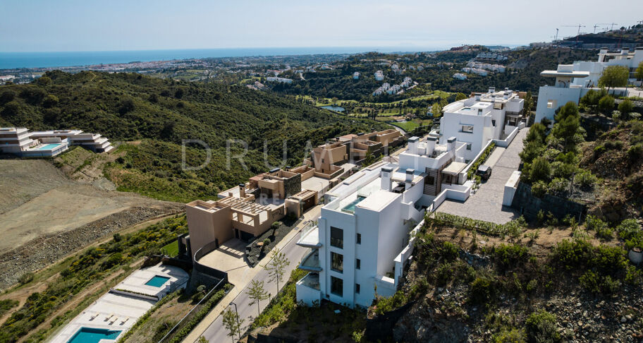 Ático Dúplex en Real de La Quinta con Vistas Panorámicas al Mar