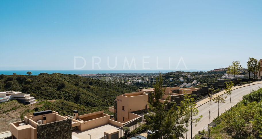 Ático Dúplex en Real de La Quinta con Vistas Panorámicas al Mar