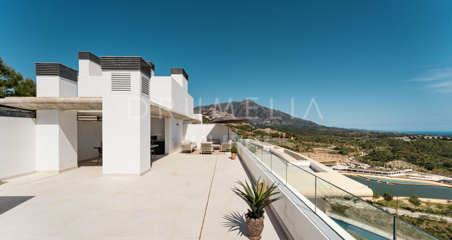 Ático Dúplex en Real de La Quinta con Vistas Panorámicas al Mar