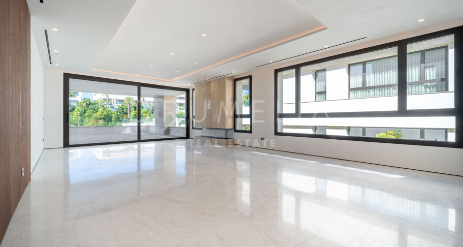 Duplex penthouse with private pool on Marbella's Golden Mile