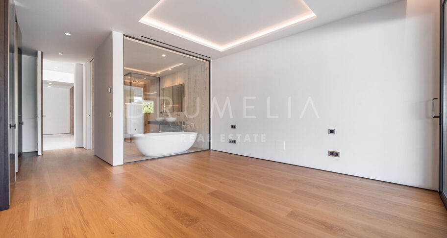 Duplex penthouse with private pool on Marbella's Golden Mile