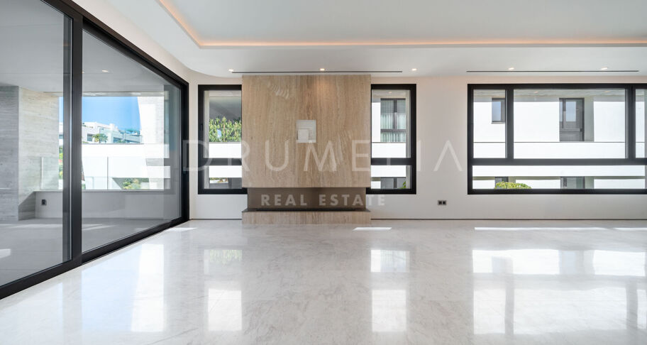 Duplex penthouse with private pool on Marbella's Golden Mile