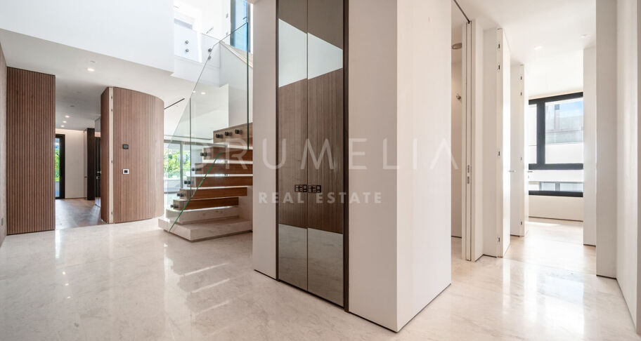 Duplex penthouse with private pool on Marbella's Golden Mile