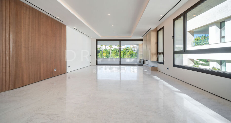 Duplex penthouse with private pool on Marbella's Golden Mile