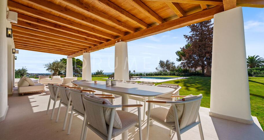 Moderne enplansvilla med hav- og fjellutsikt i El Rosario, Marbella Øst