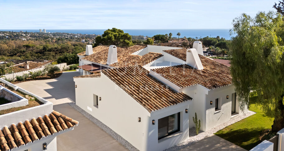 Moderne enplansvilla med hav- og fjellutsikt i El Rosario, Marbella Øst