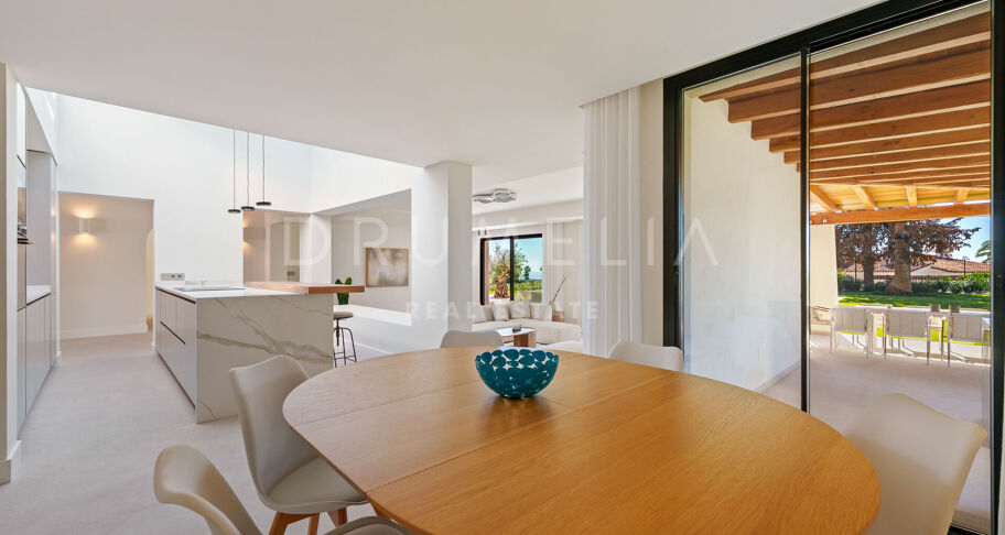 Moderne enplansvilla med hav- og fjellutsikt i El Rosario, Marbella Øst