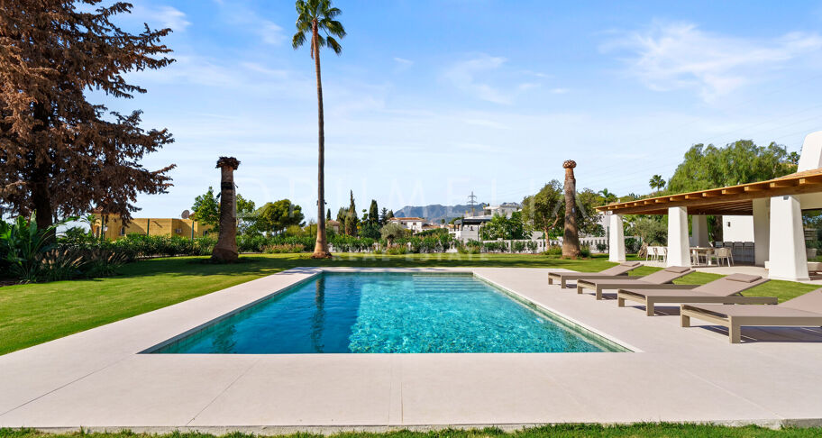 Moderne enplansvilla med hav- og fjellutsikt i El Rosario, Marbella Øst