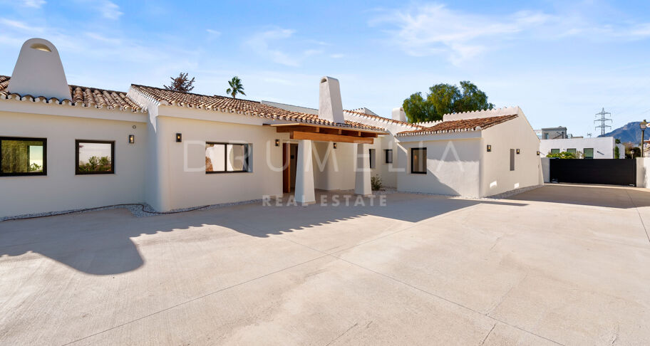 Moderne enplansvilla med hav- og fjellutsikt i El Rosario, Marbella Øst