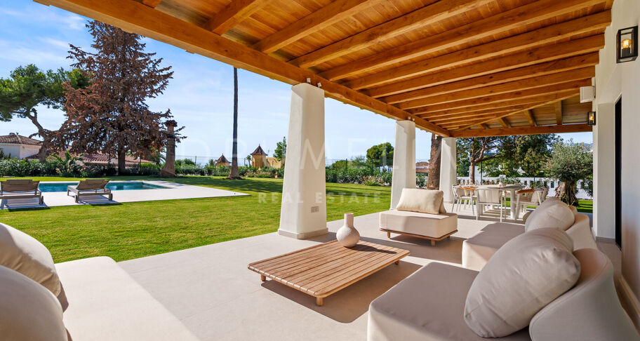Moderne enplansvilla med hav- og fjellutsikt i El Rosario, Marbella Øst