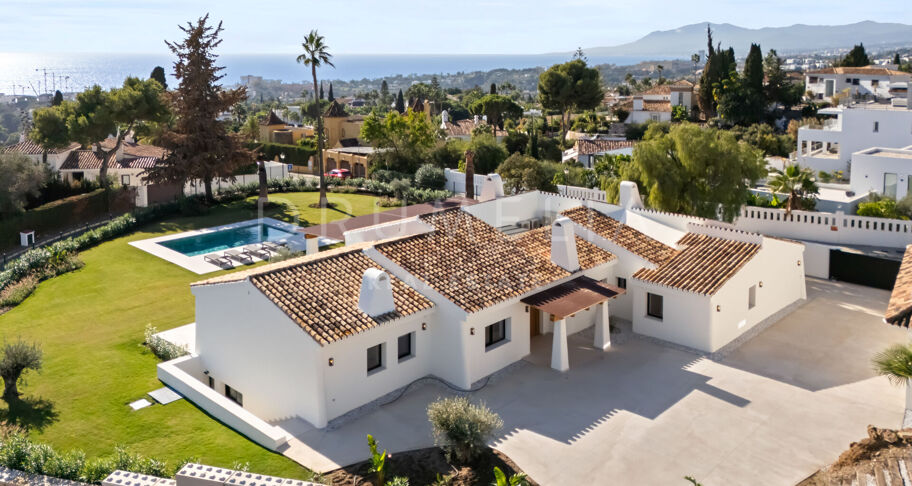 Moderne enplansvilla med hav- og fjellutsikt i El Rosario, Marbella Øst