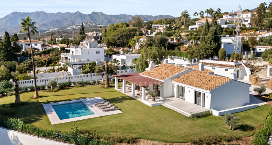 Moderne enplansvilla med hav- og fjellutsikt i El Rosario, Marbella Øst