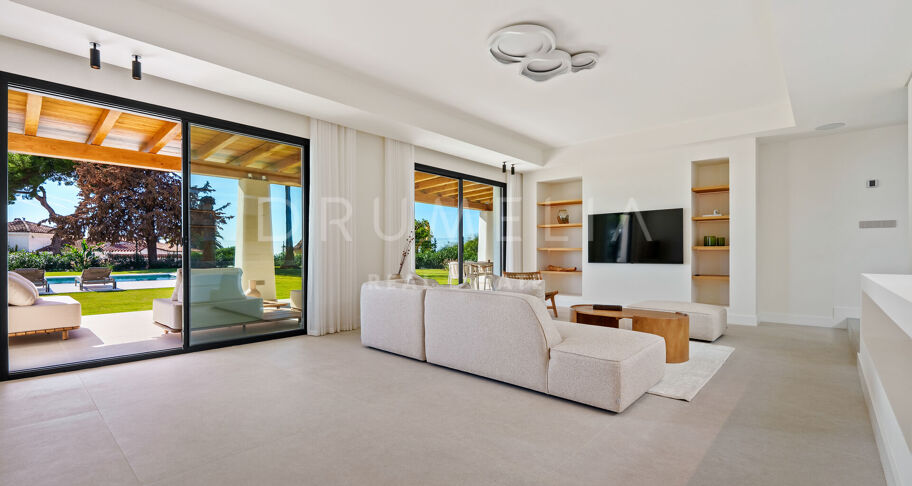 Moderne enplansvilla med hav- og fjellutsikt i El Rosario, Marbella Øst