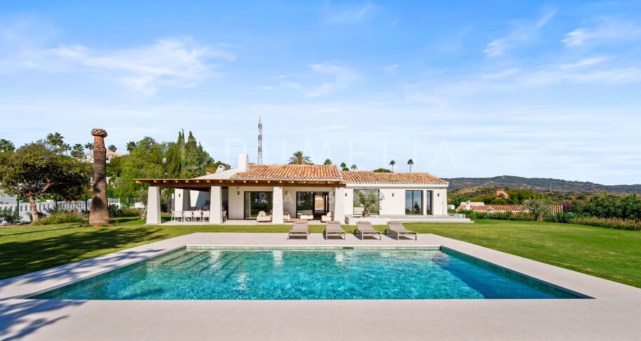 Moderne enplansvilla med hav- og fjellutsikt i El Rosario, Marbella Øst