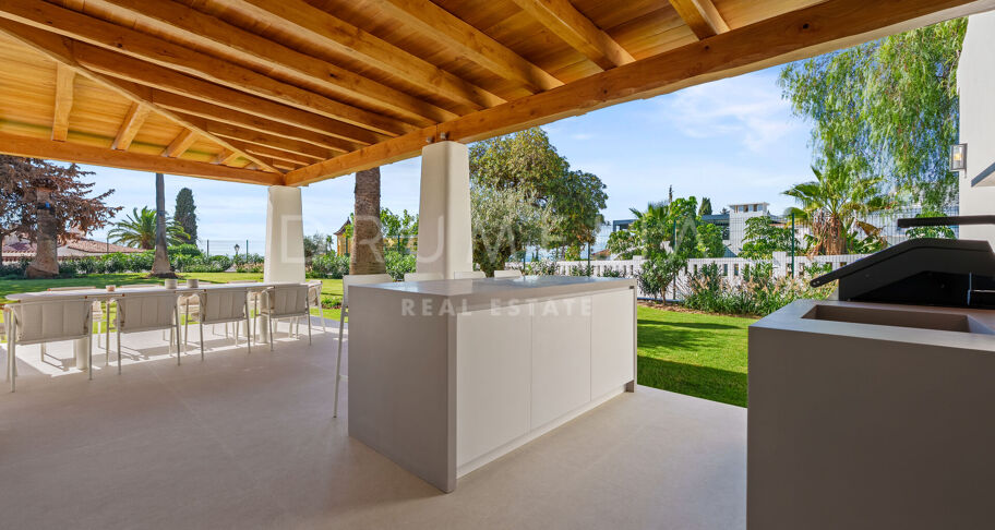 Moderne enplansvilla med hav- og fjellutsikt i El Rosario, Marbella Øst