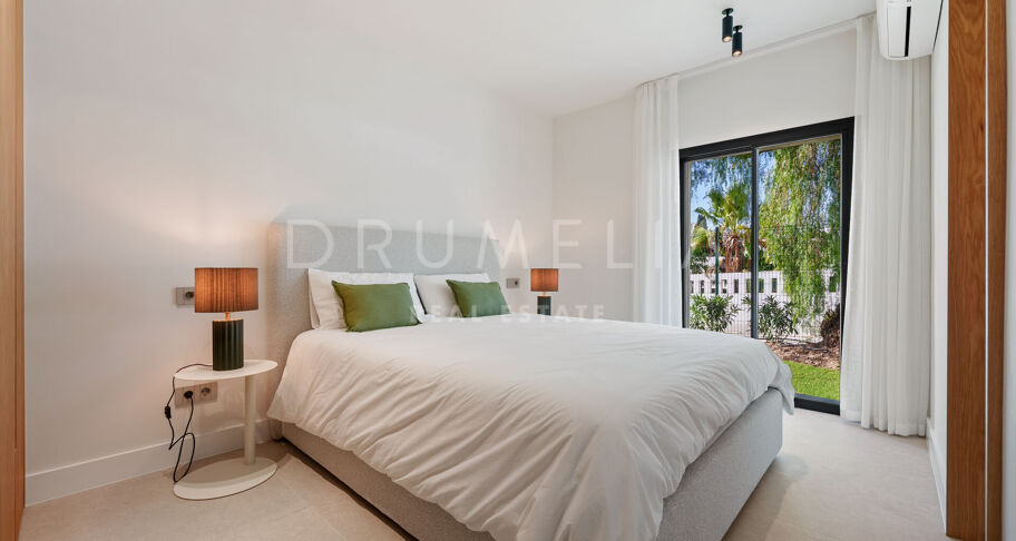Moderne enplansvilla med hav- og fjellutsikt i El Rosario, Marbella Øst