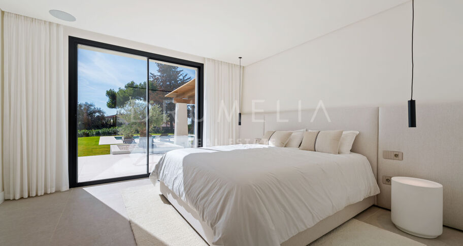 Moderne enplansvilla med hav- og fjellutsikt i El Rosario, Marbella Øst