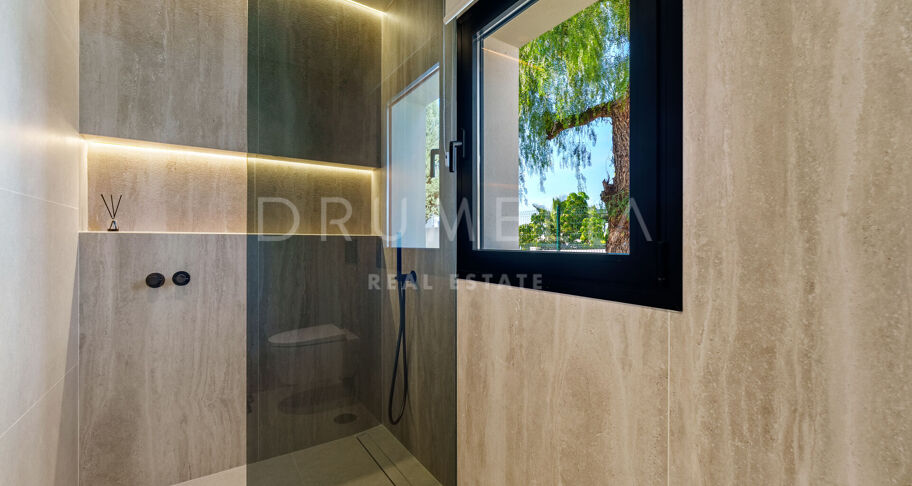 Moderne enplansvilla med hav- og fjellutsikt i El Rosario, Marbella Øst