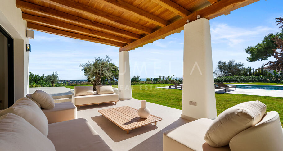 Moderne enplansvilla med hav- og fjellutsikt i El Rosario, Marbella Øst