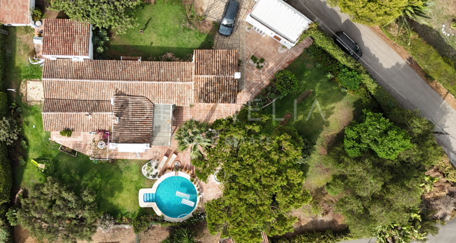 Charmante rustikale Villa in Guadalmina Alta mit Berg- und Seeblick