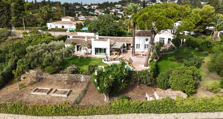 Charmante rustikale Villa in Guadalmina Alta mit Berg- und Seeblick