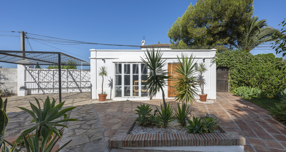 Charmante rustikale Villa in Guadalmina Alta mit Berg- und Seeblick