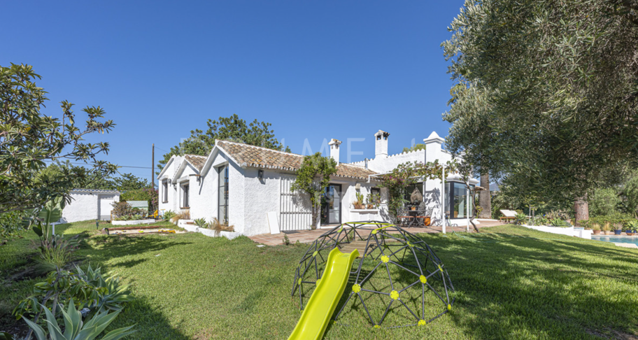 Charmante rustikale Villa in Guadalmina Alta mit Berg- und Seeblick