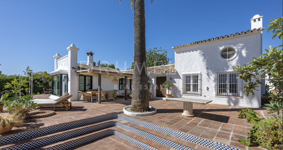 Charmante rustikale Villa in Guadalmina Alta mit Berg- und Seeblick