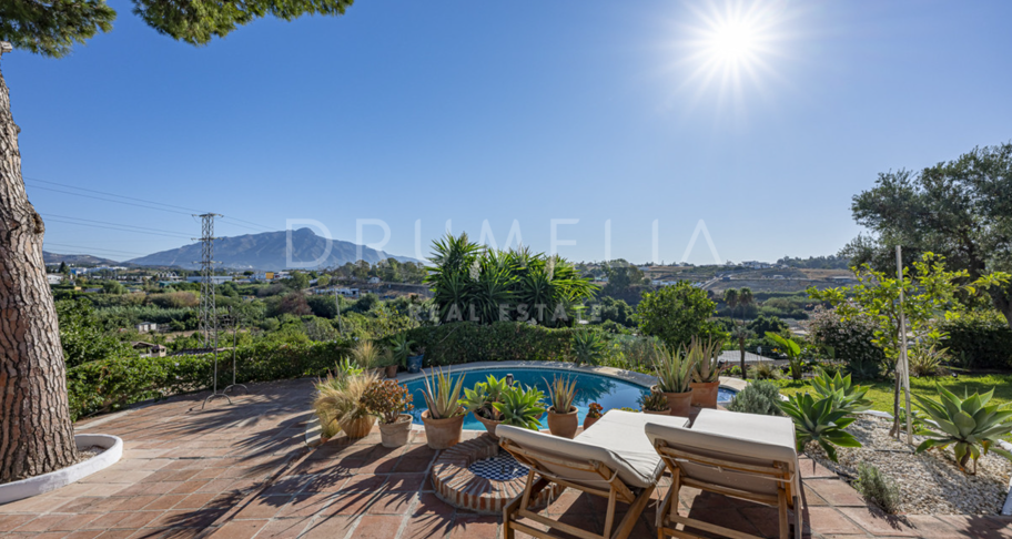 Charmante rustikale Villa in Guadalmina Alta mit Berg- und Seeblick