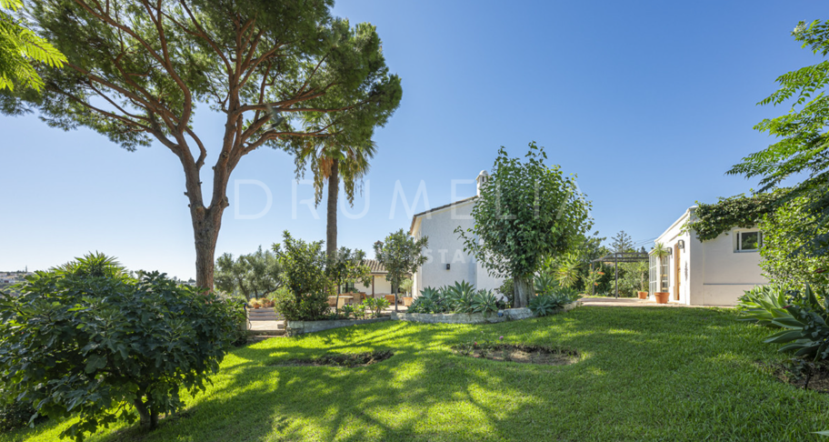 Charmante rustikale Villa in Guadalmina Alta mit Berg- und Seeblick