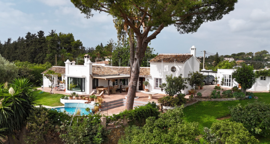 Charmante rustikale Villa in Guadalmina Alta mit Berg- und Seeblick