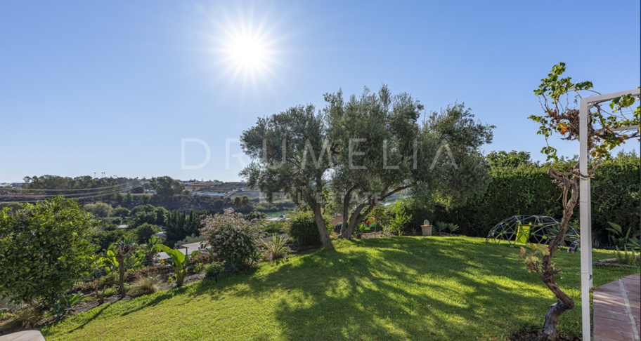 Charmante rustikale Villa in Guadalmina Alta mit Berg- und Seeblick