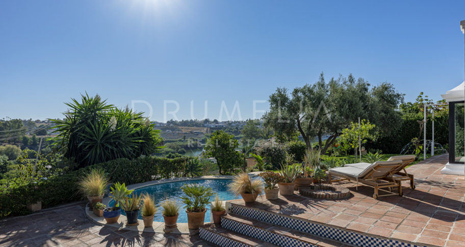 Charmante rustikale Villa in Guadalmina Alta mit Berg- und Seeblick