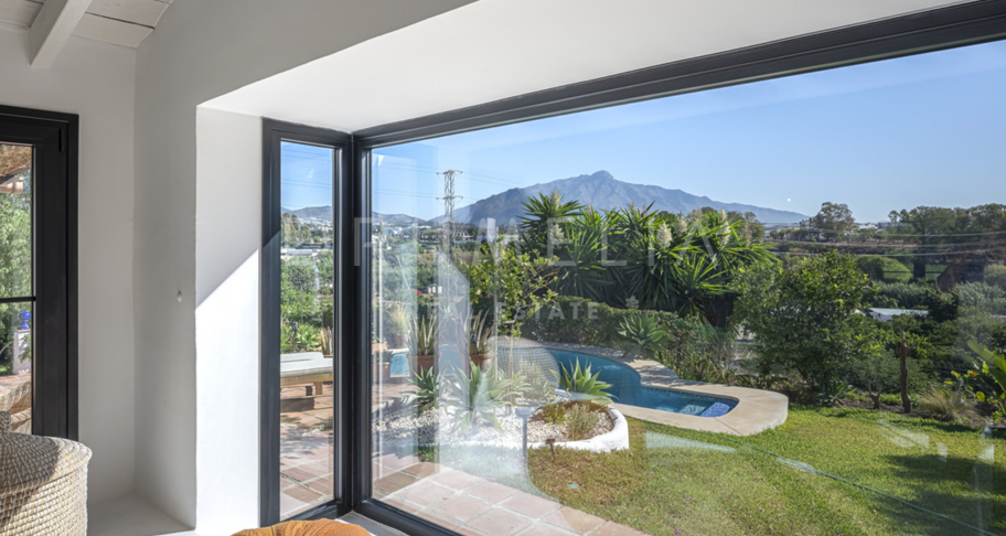 Charmante rustikale Villa in Guadalmina Alta mit Berg- und Seeblick