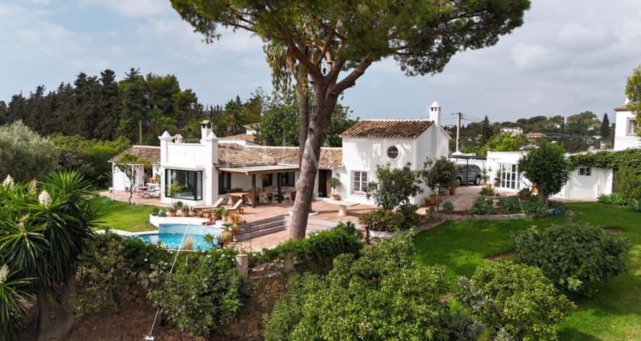 Charmante rustikale Villa in Guadalmina Alta mit Berg- und Seeblick