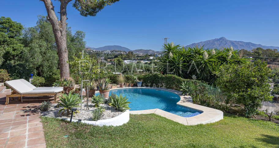 Charmante rustikale Villa in Guadalmina Alta mit Berg- und Seeblick