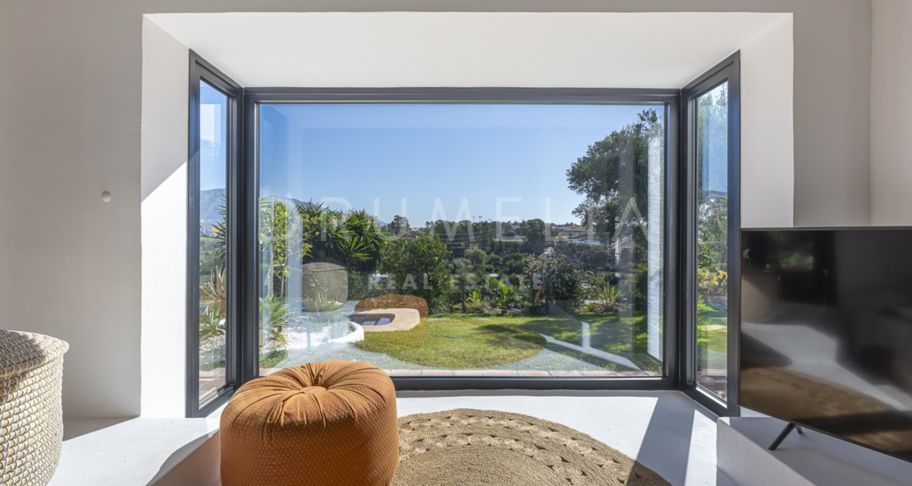 Charmante rustikale Villa in Guadalmina Alta mit Berg- und Seeblick