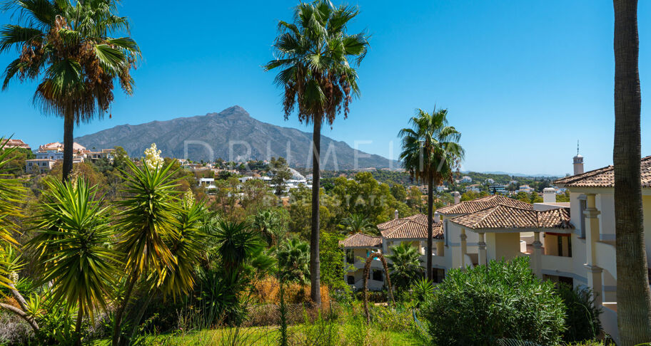 Lyxlägenhet i Nueva Andalucía med panoramautsikt över havet, bergen och sjön
