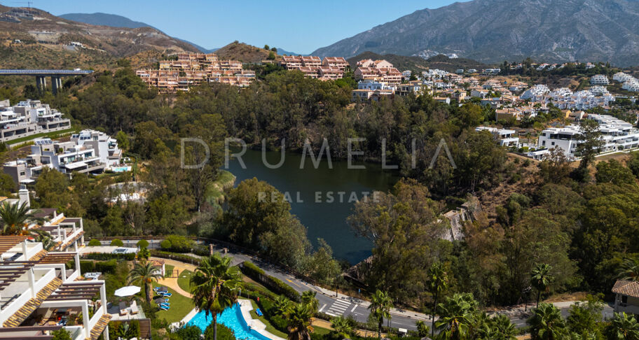 Lyxlägenhet i Nueva Andalucía med panoramautsikt över havet, bergen och sjön