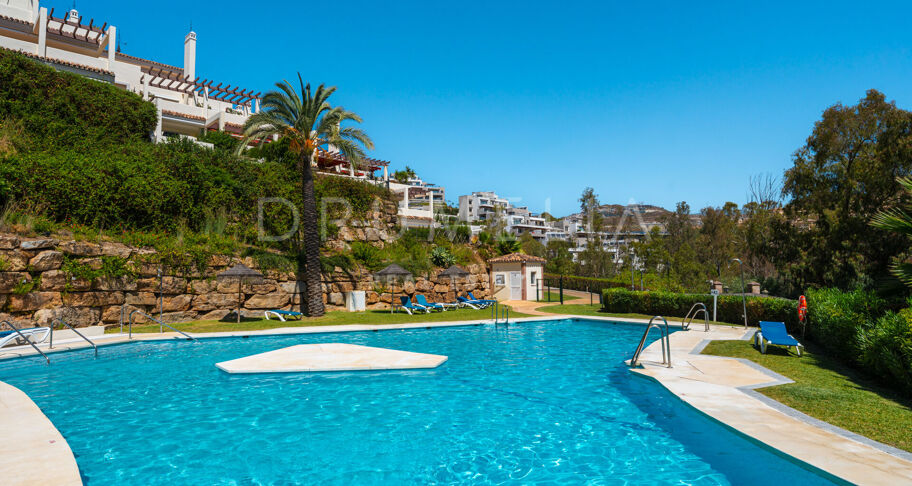 Lyxlägenhet i Nueva Andalucía med panoramautsikt över havet, bergen och sjön