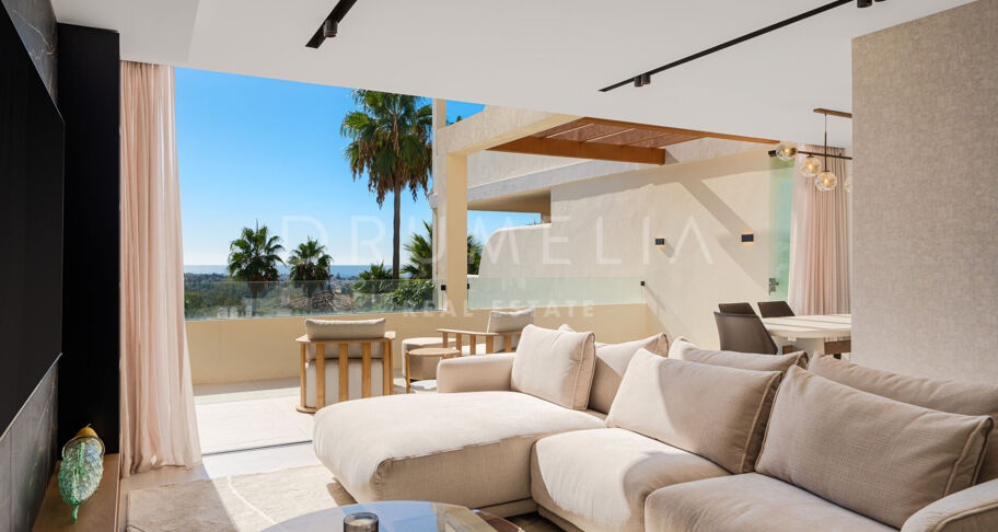 Lyxlägenhet i Nueva Andalucía med panoramautsikt över havet, bergen och sjön
